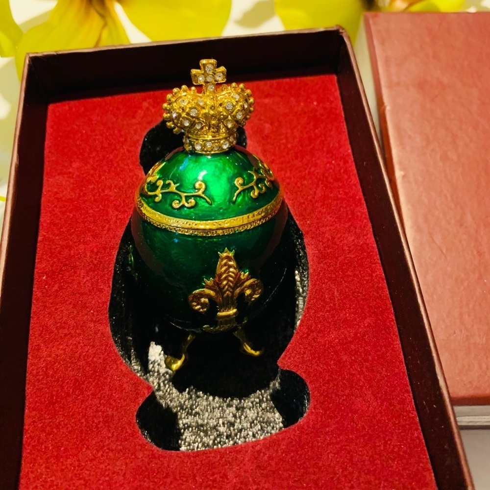 Taylor Avedon Collectible crystal Egg Trinket box